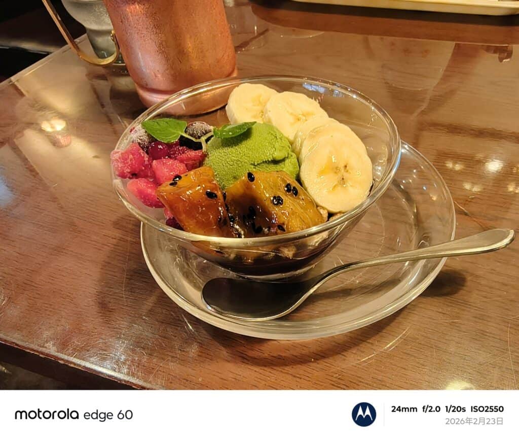 motorola edge 60 カメラ作例：スイーツ（カフェ撮影）