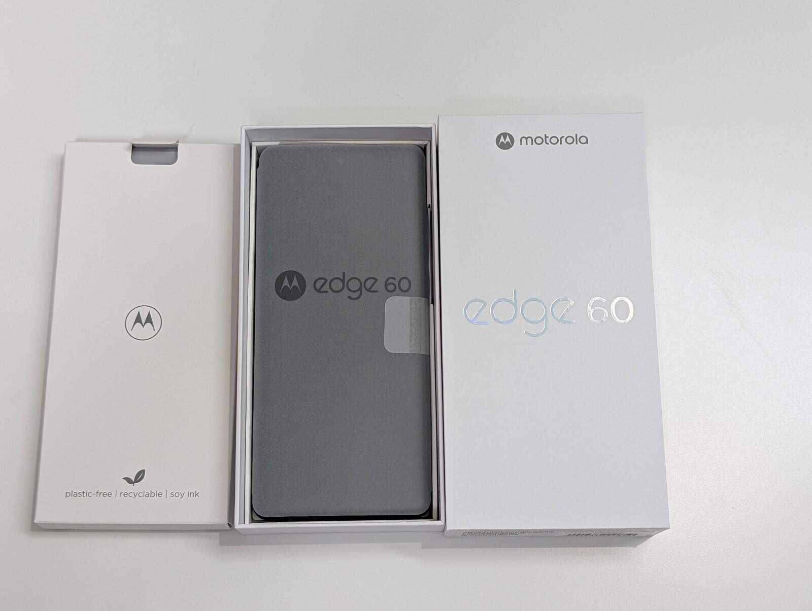 motorola edge 60 実機開封レビュー：箱を開けた直後（端末が入っている状態）