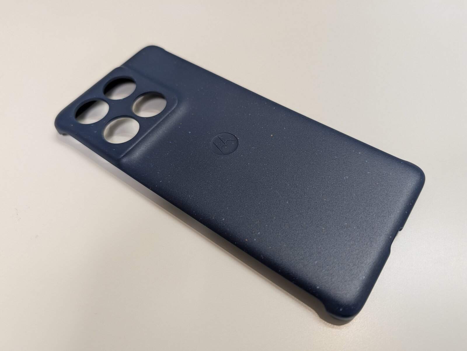 motorola edge 60 付属ケース：外観（背面）