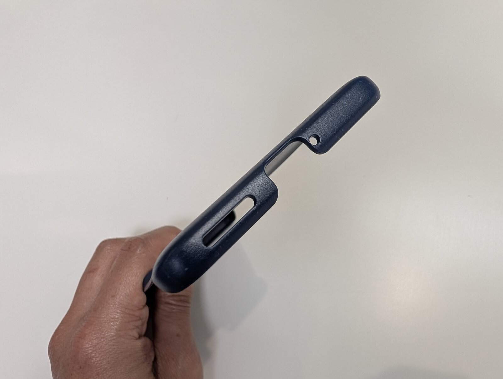 motorola edge 60 付属ケース：側面（ボタン周りのくり抜き）