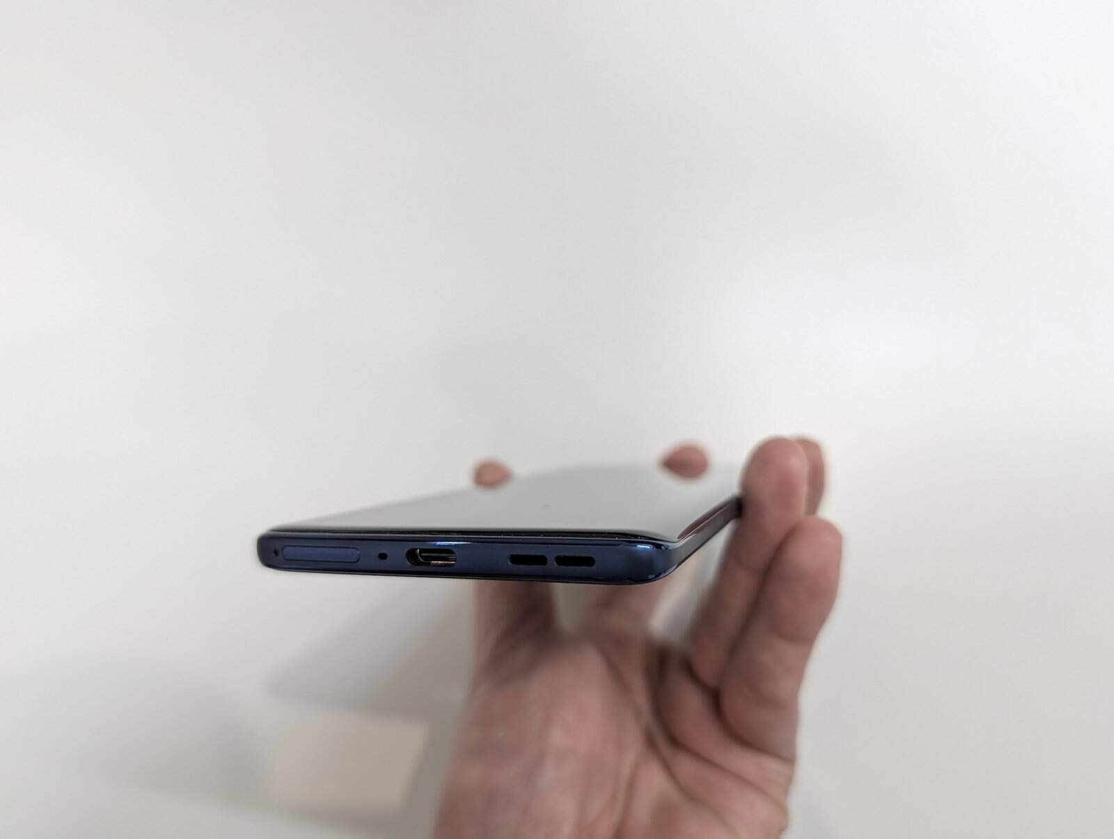 motorola edge 60 外観：底面（USB-C・スピーカー・トレイ周辺）