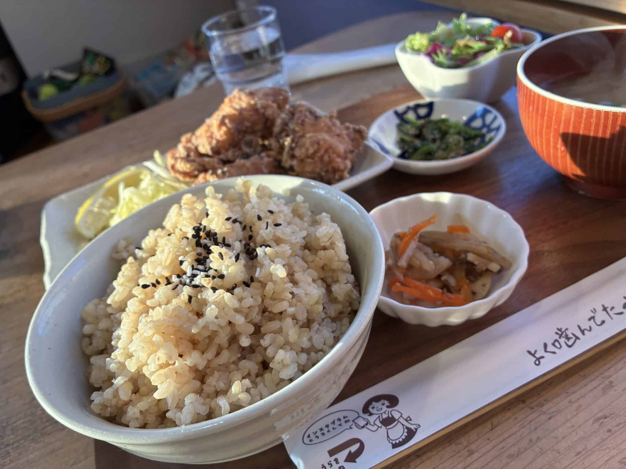 iPhone 17e 定食（室内・食事撮影）