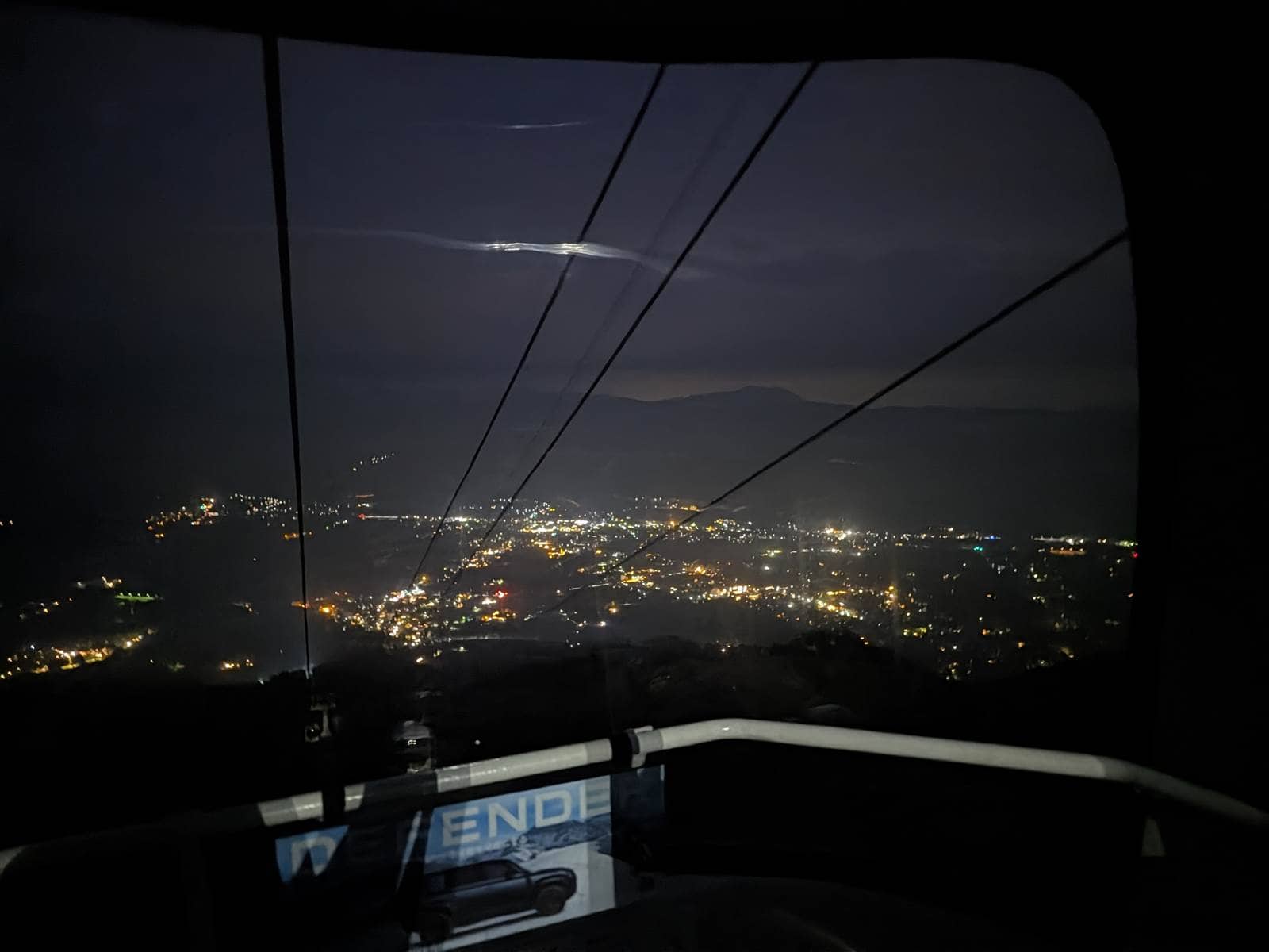 Pixel 11 カメラ作例 夜景 ゴンドラ車内から 街明かり