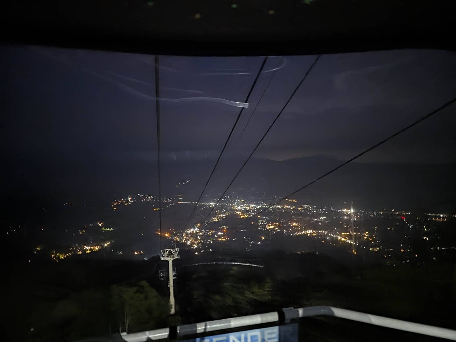 Pixel 11 カメラ作例 夜景 ゴンドラ 鉄塔 街明かり