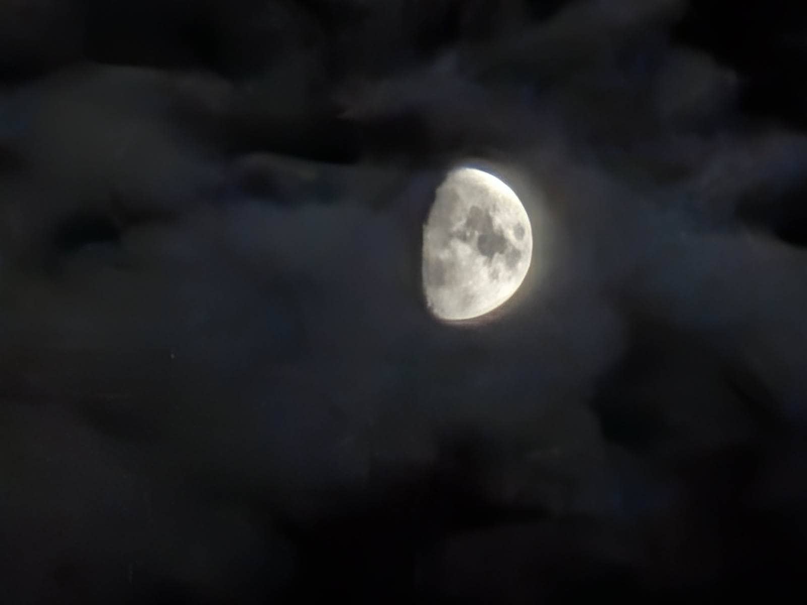 Pixel 11 カメラ作例 月 30倍 超解像ズーム 雲間