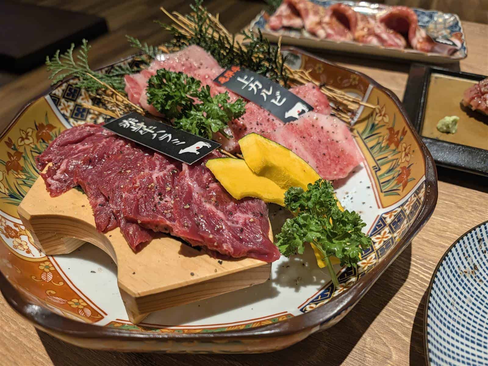 Pixel 11 カメラ作例 焼肉 生肉 盛り合わせ 暖色照明 1倍