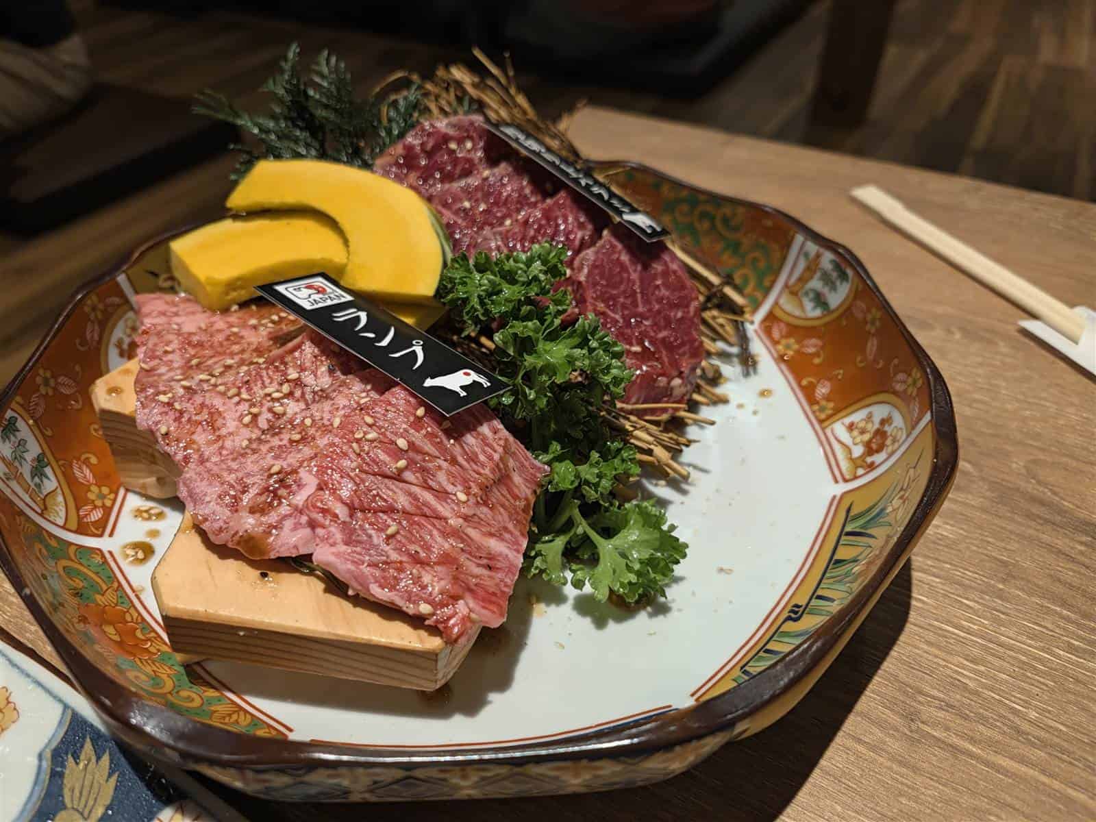 Pixel 11 カメラ作例 焼肉 ランプ 盛り合わせ 和柄の器