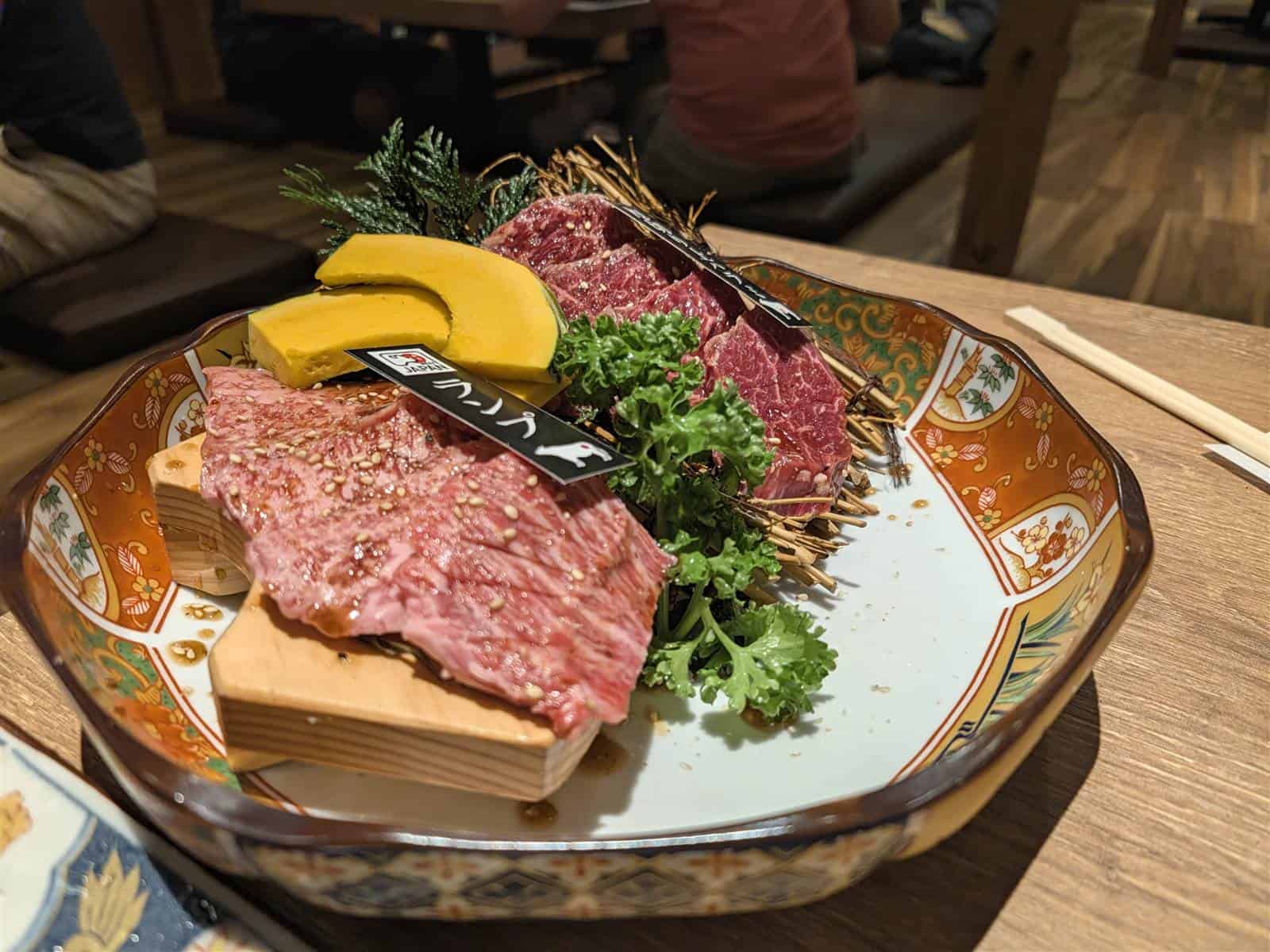 Pixel 11 カメラ作例 焼肉 盛り合わせ 別アングル