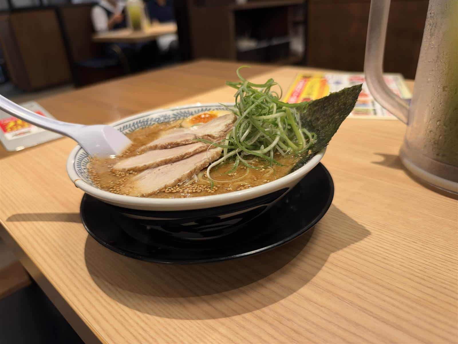 iPhone 18 Pro 作例 可変絞りF1.48で撮影したラーメン 奥の客席がぼける