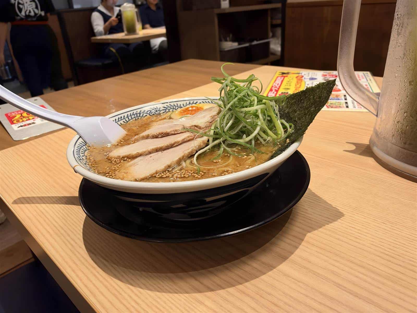 iPhone 18 Pro 作例 可変絞りF4.0で撮影したラーメン 背景の輪郭が残る