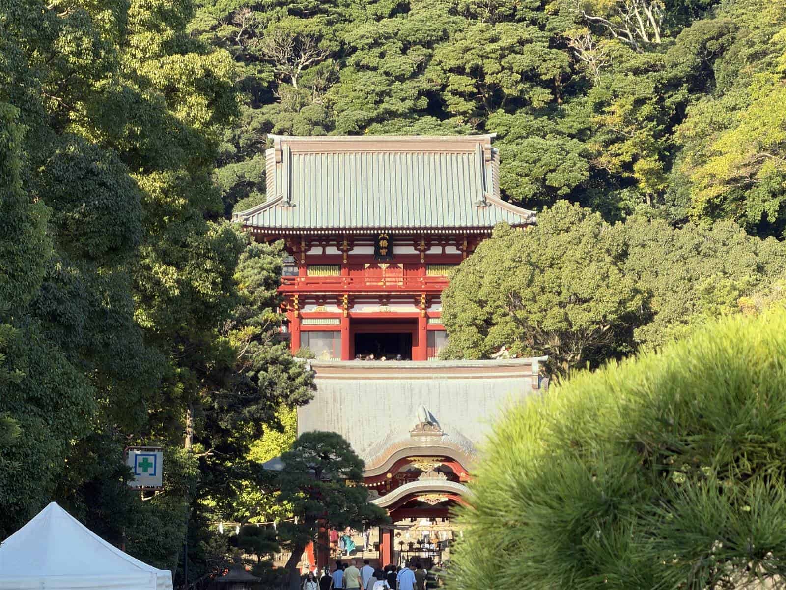 iPhone 18 Pro ズーム作例 8倍（200mm）鶴岡八幡宮の楼門